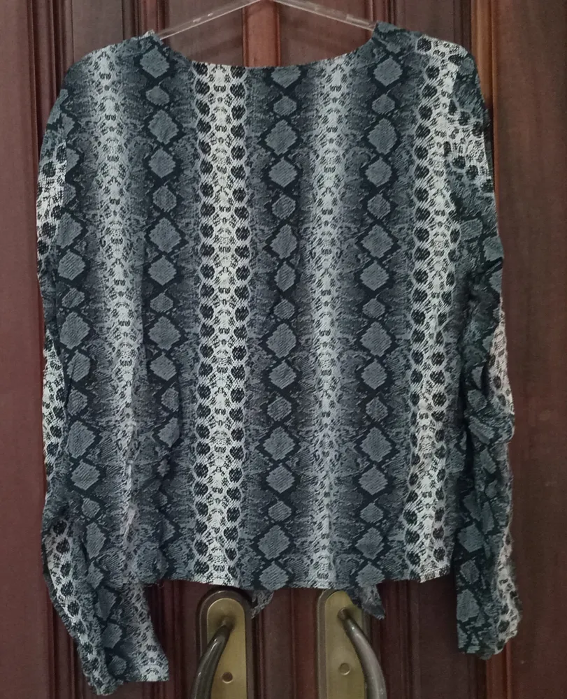 blusa usada estilo cropped tam 44 animal print cobra h&m
