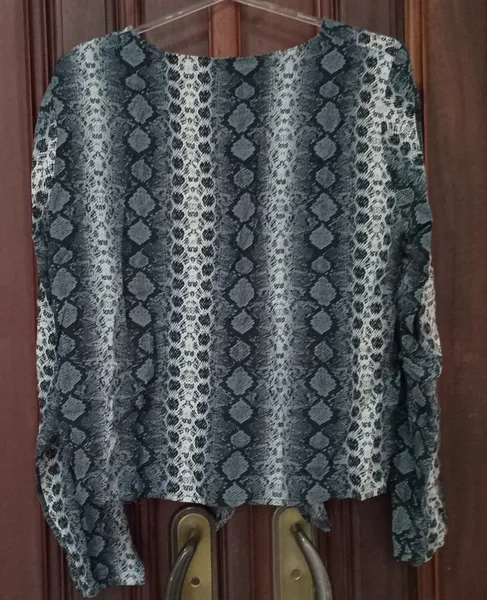 blusa usada estilo cropped tam 44 animal print cobra h&m