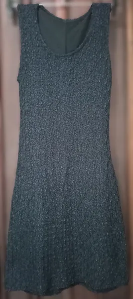 Vestido preto tecido texturado decote redondo tam P