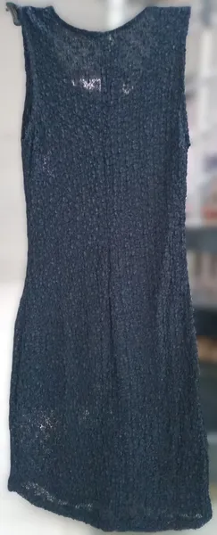 Vestido preto tecido texturado decote redondo tam P