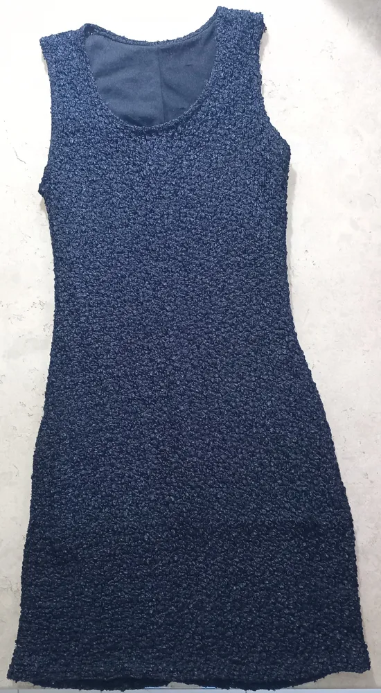 Vestido preto tecido texturado decote redondo tam P