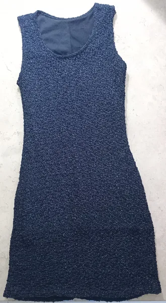 Vestido preto tecido texturado decote redondo tam P