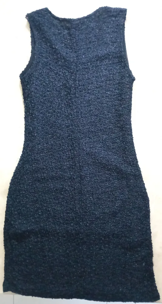 Vestido preto tecido texturado decote redondo tam P