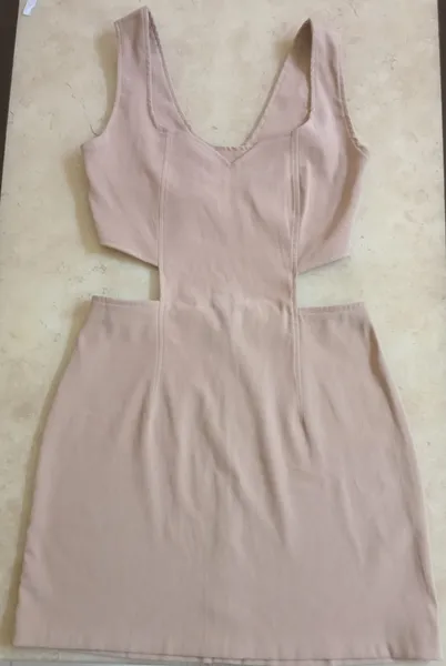 Vestido cut out na cintura decote meio coração alça larga