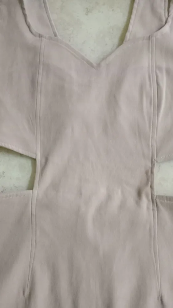 Vestido cut out na cintura decote meio coração alça larga