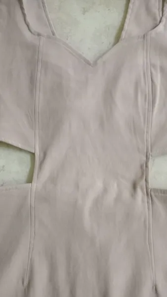 Vestido cut out na cintura decote meio coração alça larga