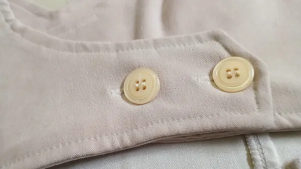 Vestido cut out na cintura decote meio coração alça larga