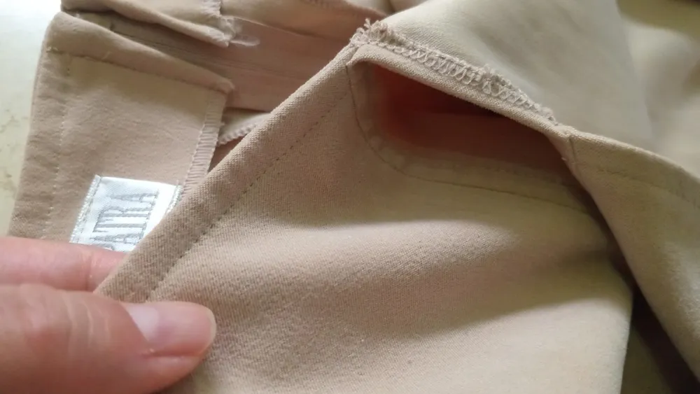 Vestido cut out na cintura decote meio coração alça larga
