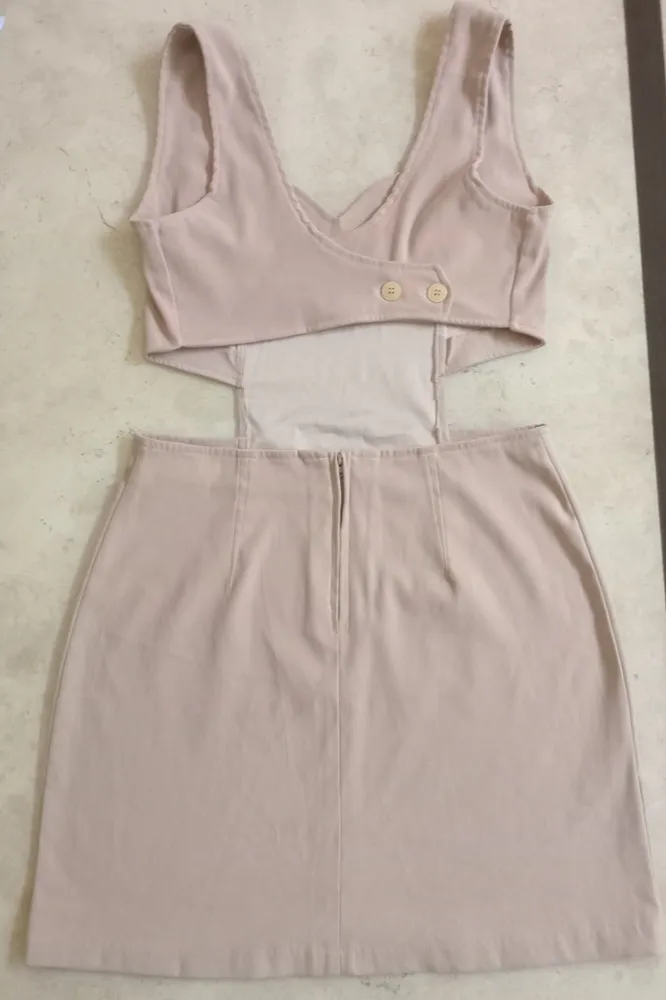 Vestido cut out na cintura decote meio coração alça larga