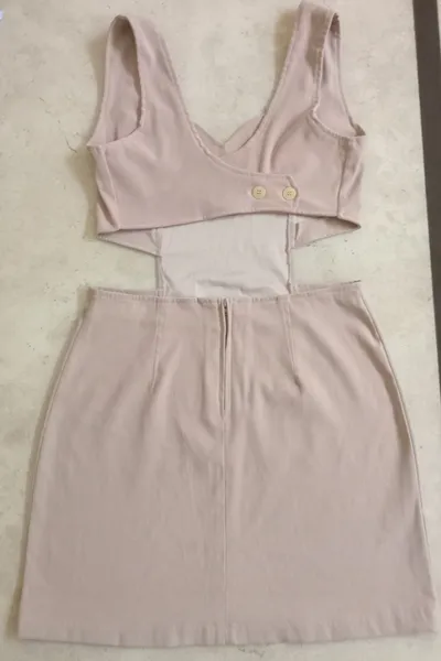 Vestido cut out na cintura decote meio coração alça larga