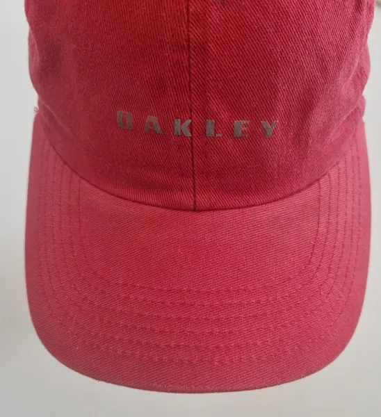 Bone aba curva vermelho oakley