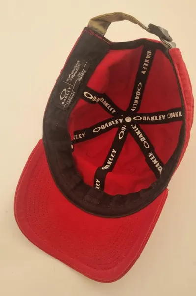 Bone aba curva vermelho oakley