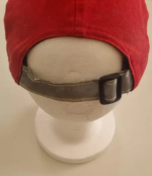Bone aba curva vermelho oakley