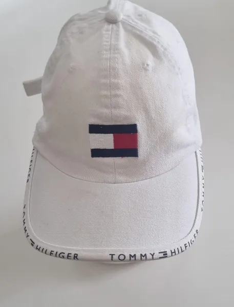 Bone branco com letreiro na aba tommy hilfiger