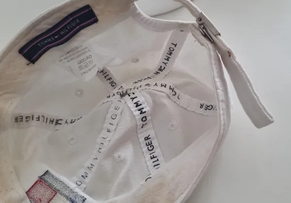 Bone branco com letreiro na aba tommy hilfiger