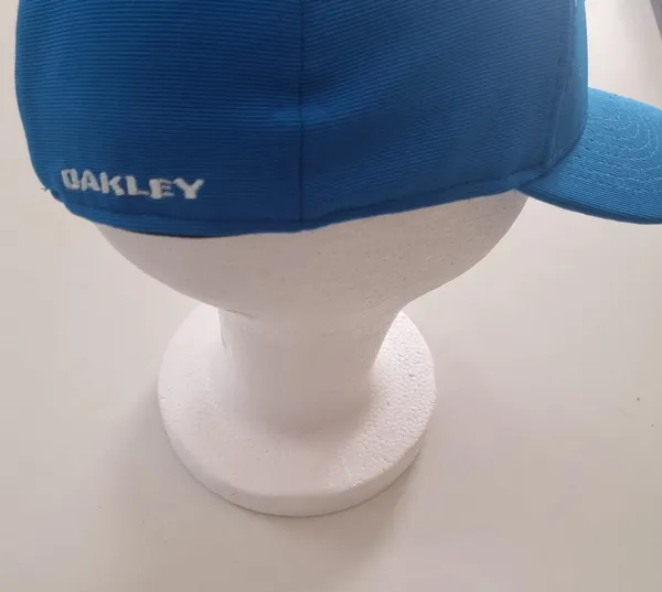 Bone azul oakley tincan