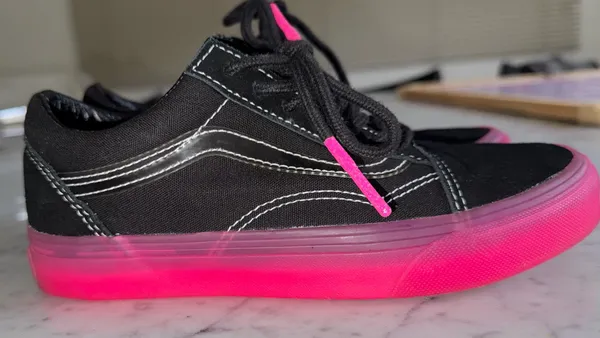 Vans Old Skool Preto com Solado Rosa