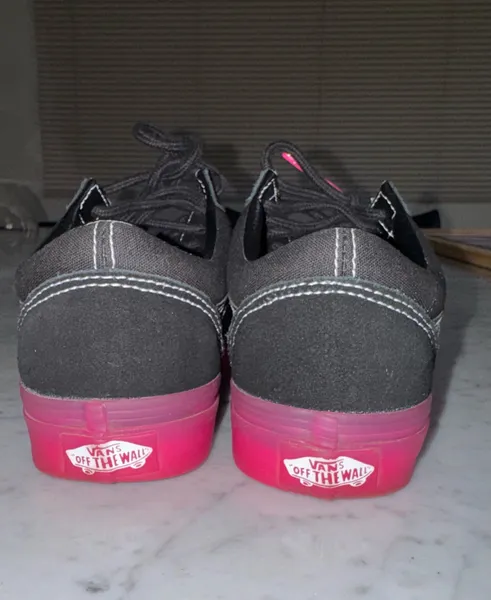 Vans Old Skool Preto com Solado Rosa