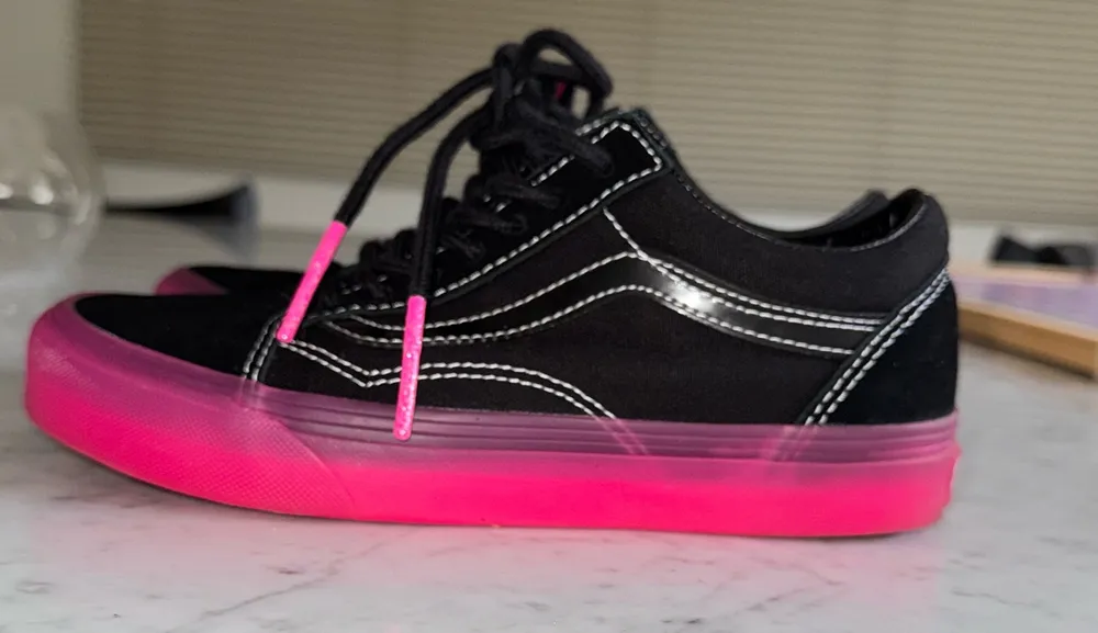 Vans Old Skool Preto com Solado Rosa