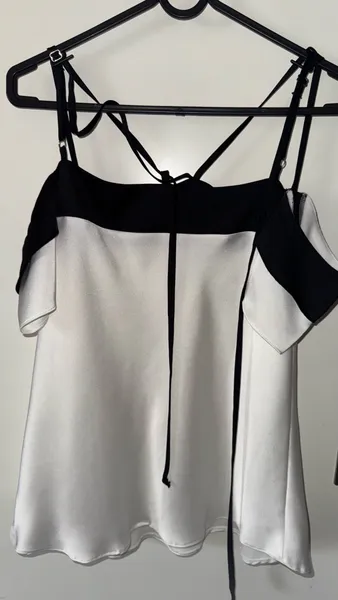 Blusa Ombro a Ombro Branco e Preto