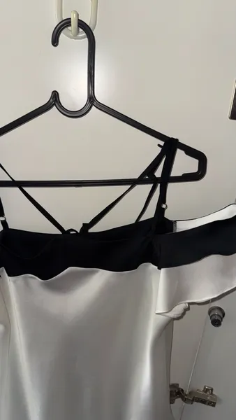 Blusa Ombro a Ombro Branco e Preto
