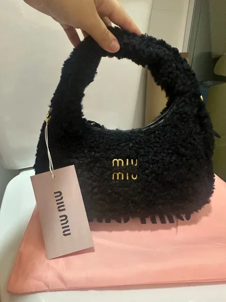 bolsa feminina de mao de pelucia
