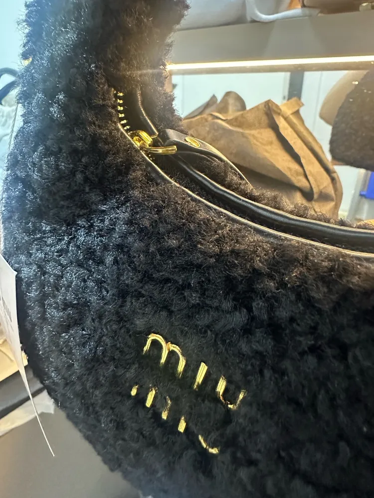 bolsa feminina de mao de pelucia