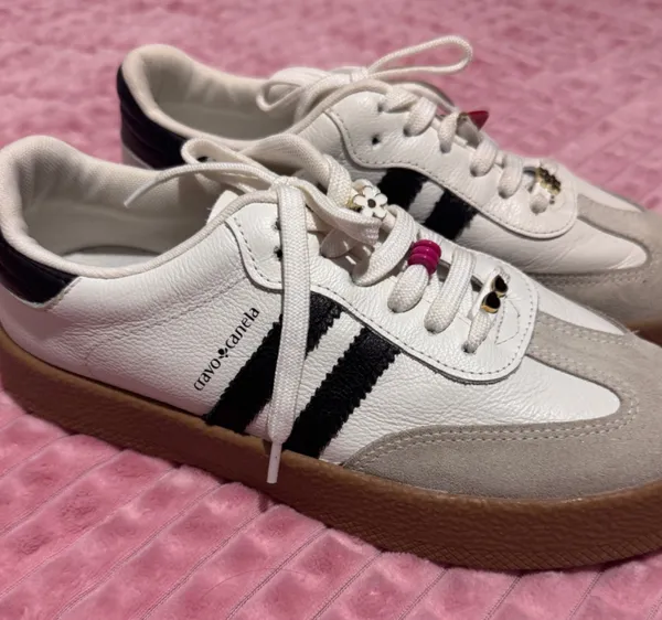 Tenis  branco, estilo samba