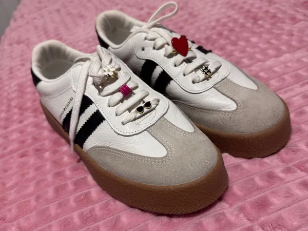 Tenis  branco, estilo samba