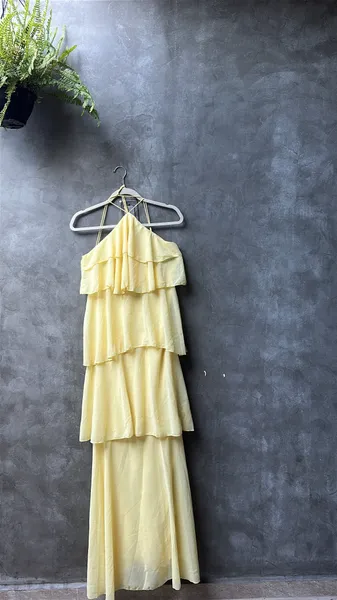 vestido longo amarelo casamento evento com detalhe franzido