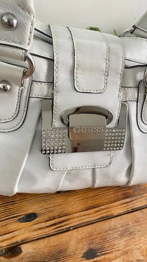 Bolsa Guess branca Vintage Y2K