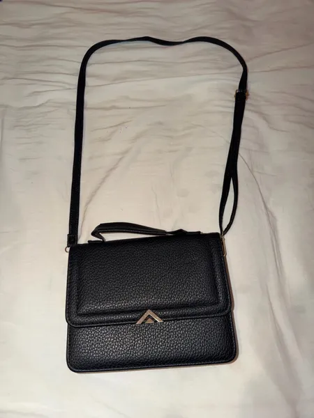 Bolsa Feminina Preta Transversal com Alça Regulável