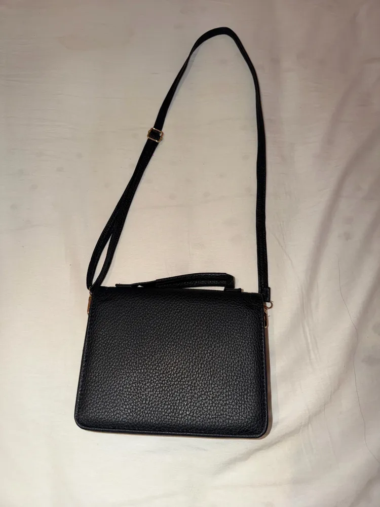 Bolsa Feminina Preta Transversal com Alça Regulável