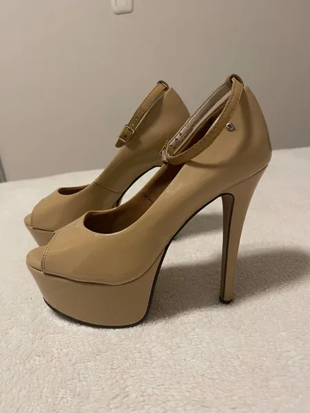 peep toe salto alto nude verniz