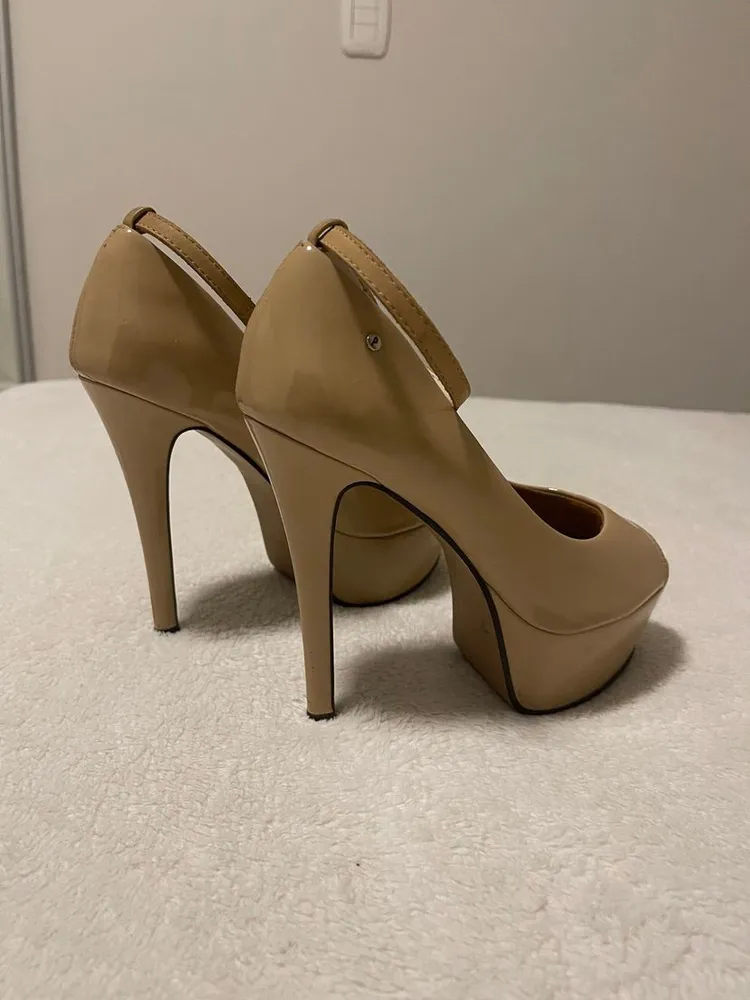 peep toe salto alto nude verniz