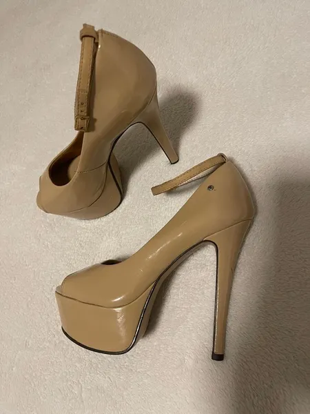 peep toe salto alto nude verniz