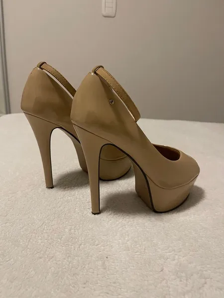 peep toe salto alto nude verniz