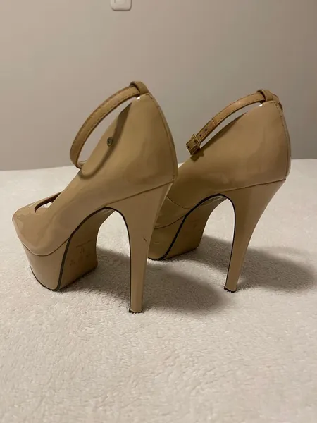 peep toe salto alto nude verniz