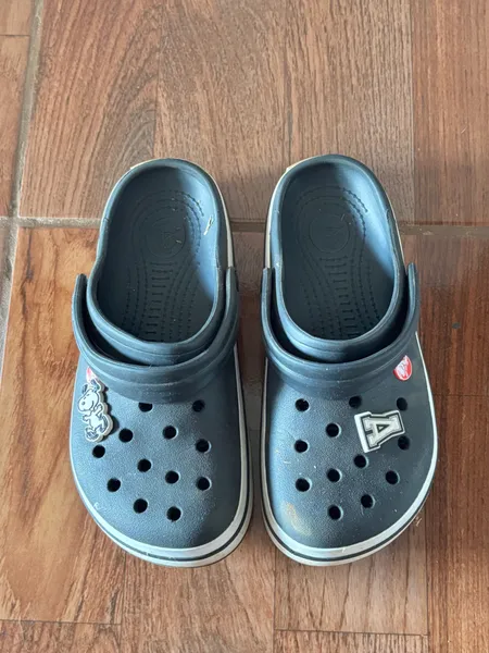 crocs preta