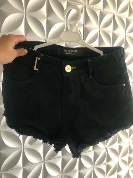 Bermuda jeans lança perfume