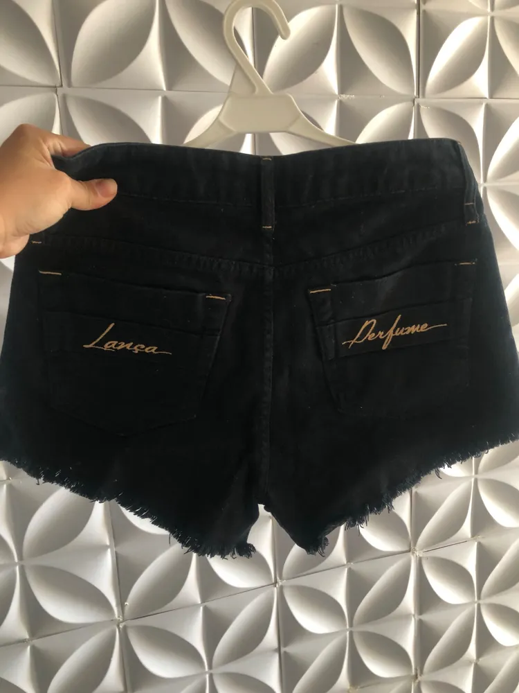 Bermuda jeans lança perfume