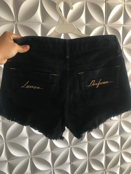 Bermuda jeans lança perfume