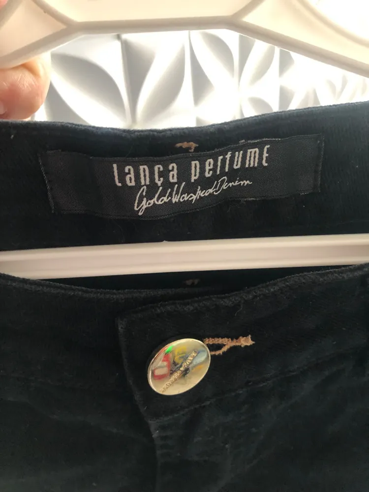 Bermuda jeans lança perfume