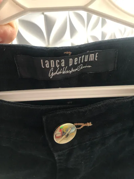 Bermuda jeans lança perfume