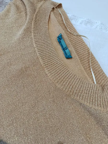 cardigan de tricô feminina dourada