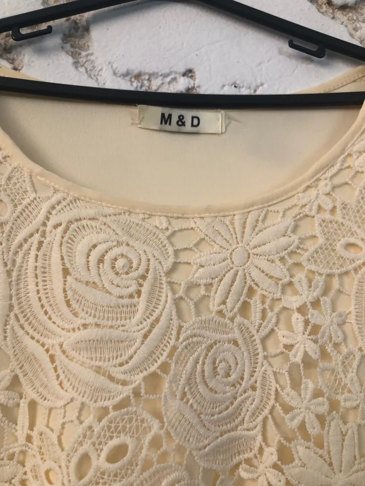 Blusa de renda bege