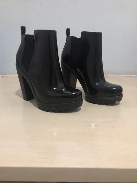 Bota Melissa ,salto alto ,35