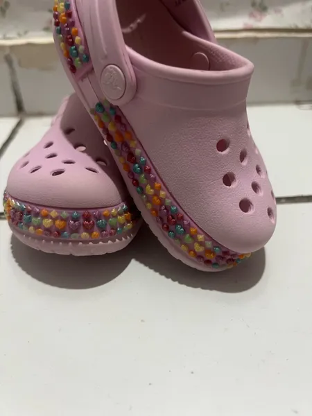 crocs com detalhes em coracao