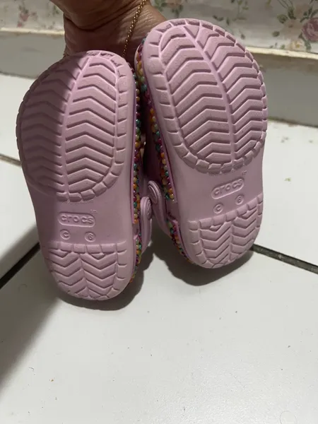 crocs com detalhes em coracao