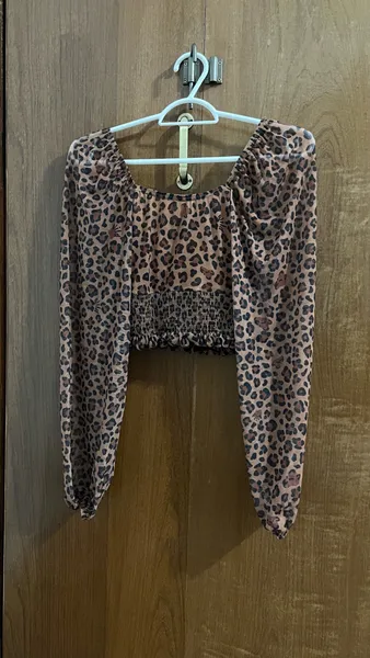 Cropped em tule animal print c&a